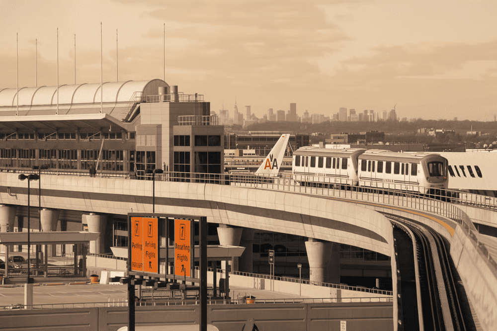 AirTrain là dịch vụ trung chuyển hành khách miễn phí đến các nhà ga và các khu vực trong sân bay